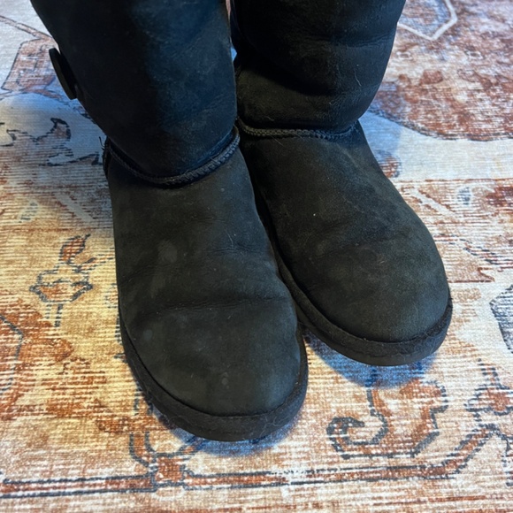 Ugg Classic Tall Three Button Boot W9 - Picture 4 of 6